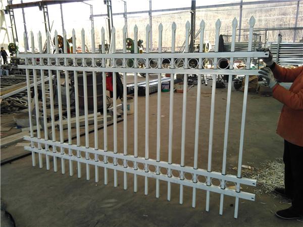 锌钢围墙护栏产品,原材料为镀锌带钢,无焊接点,不易生锈.